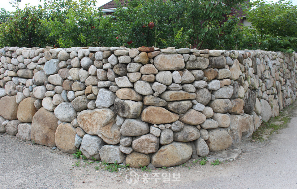 한밤마을 돌담은 하천으로 굴러온 강돌로 차곡차곡 쌓은 것이 특징적이다.