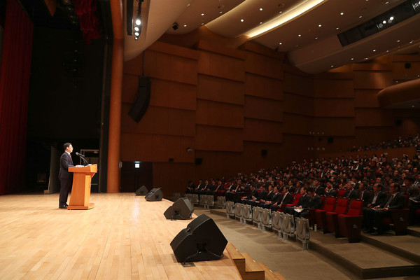 지난 4일 1회용품 사용 근절’ 공공부문 솔선수범 다짐을 위해 직원간 만남을 갖고 있는 충남도 공무원