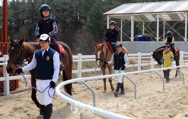 홍성군승마장에서 승마체험 중인 학생들.