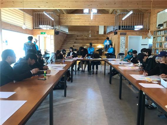 ‘Design Thinking & Big Data 활용 문제해결 워크샵’ 참석자들은 홍성지역이 가진 특성과 특화유기농업 시스템 및 사회적 농업의 가치 확산에 대한 의견을 교환하고 있다.