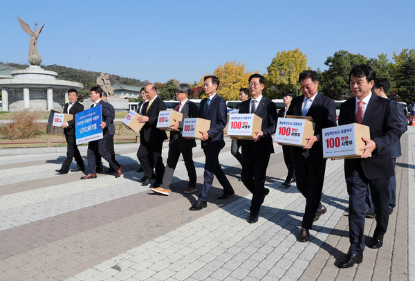 지난 7일 양승조 충남도지사는 혁신도시 충남도내 유치를 바라는 ‘100만인 서명부’를 들고 청와대를 방문했다.