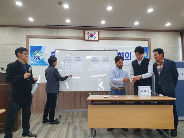 11월 6일 홍동면행정복지센터에서 진행된 홍동면 주민자치회 임원선출을 위한 선거 개표 장면