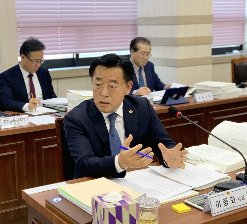 충남도교육청으로부터 제출받은 자료를 토대로 도내 1099개교 중 스프링클러가 설치된 곳은 188개교에 그쳤다며 화재안전불감증을 지적하고 있는 충남도의회 이종화 의원(홍성2).