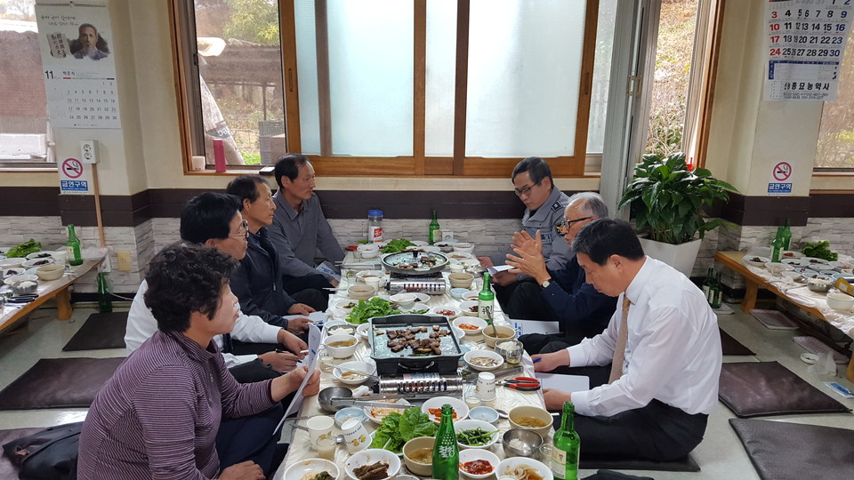 철마산 개발 관련 간담회에 모인 홍성군 금마면 지역 인사들.