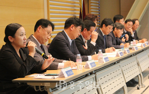 지난 11일 펼쳐진 도시재생 세미나에서 청운대학교 박두경 교수가 발언하고 있다.