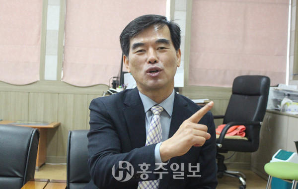 박병규 위원장이 지난 11일 한국K-POP 고등학교에 대해 설명하고 있다.