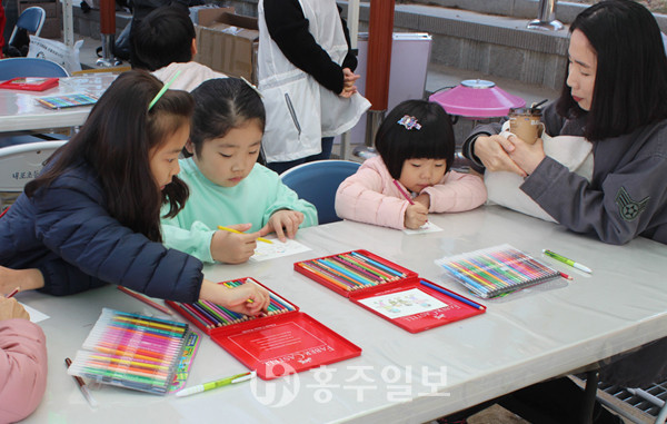 지난 9일 학대아동 위한 그림엽서 국회 보내기 운동에 참여중인 아이들.