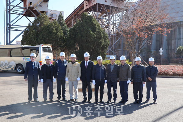 지난 14일 홍성군의회 미세먼지 특별위원회가 선진사례 조사차 현대제철 당진제철소를 방문했다.
