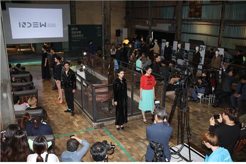 지난 10월 31일부터 나흘간 열린 2019 인천국제디자인위크(Incheon International Design Week)에 '라크라프트'라는 이름의 브랜드로 참가한 청운대학교 패션디자인전공 재학생들.