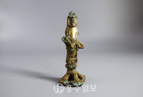 이번 홍성군 용봉산 '상하리사지' 정밀발굴조사를 통해 출토된 7cm의 통일신라시대 금동불입상.