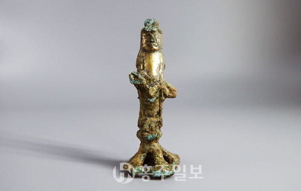 이번 홍성군 용봉산 '상하리사지' 정밀발굴조사를 통해 출토된 7cm의 통일신라시대 금동불입상.