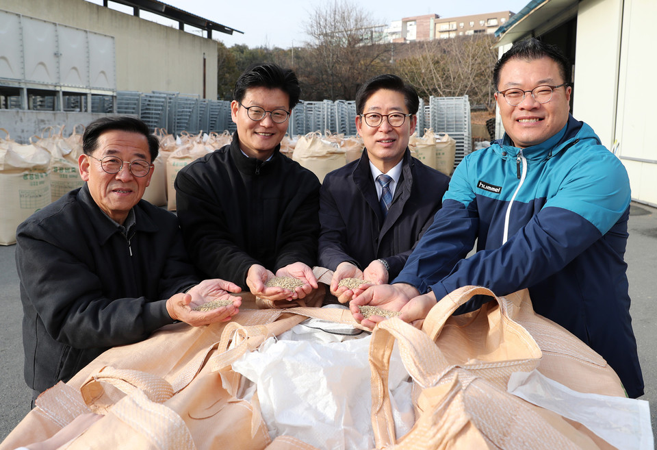 지난 21일 공공비축미 매입현장 찾은 양승조 충남도지사,  충남도는 이달 말이면 전량 매입될 것으로 내다보고 있다.