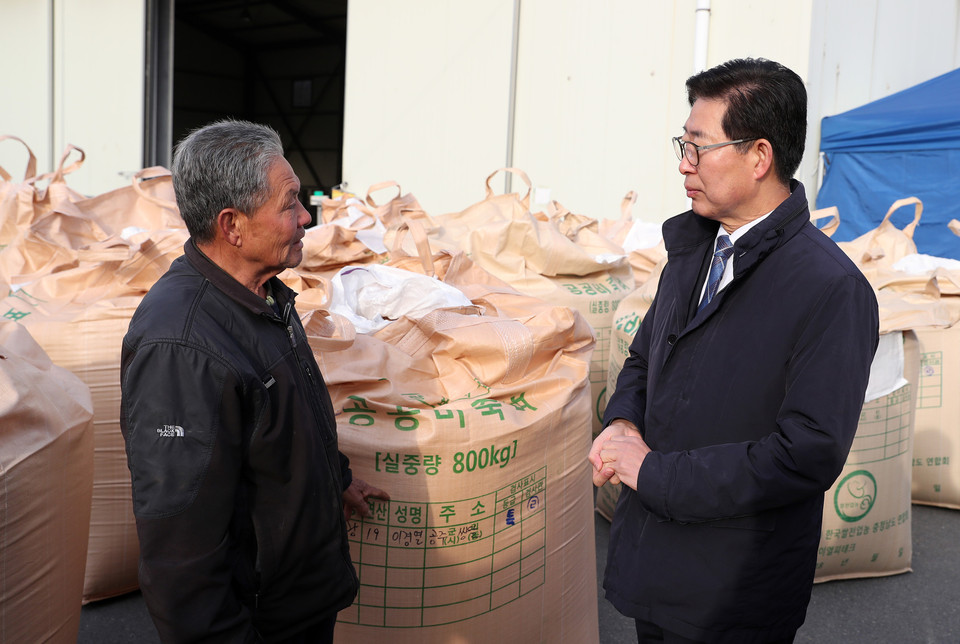 지난 21일 공공비축미 매입현장 찾은 양승조 충남도지사,  충남도는 이달 말이면 전량 매입될 것으로 내다보고 있다.