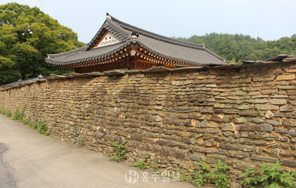 고성 학동마을 토석담은 아래부터 큰 납작돌을 쌓고 위로 작은 납작돌과 진흙으로 쌓아올렸다.