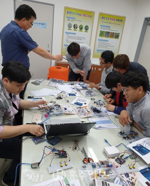 농업기술센터 직원들이 자발적으로 학습동호회 ‘이지팜퍼니팜’을 결성해 주 1회씩 스마트 농업에 대한 연구를 하고 현장 중심 신기술을 적용하는 시간을 가졌다.