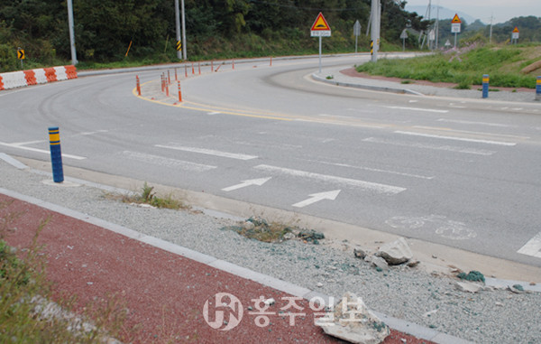 지난 25일 문제의 현장을 찾았으나 파손된 안전말뚝은 어디론가 사라졌고, 오가는 차량의 돌방상황이 발생할 경우 대형사고로 이어질 수도 있는 위험한 상태다.