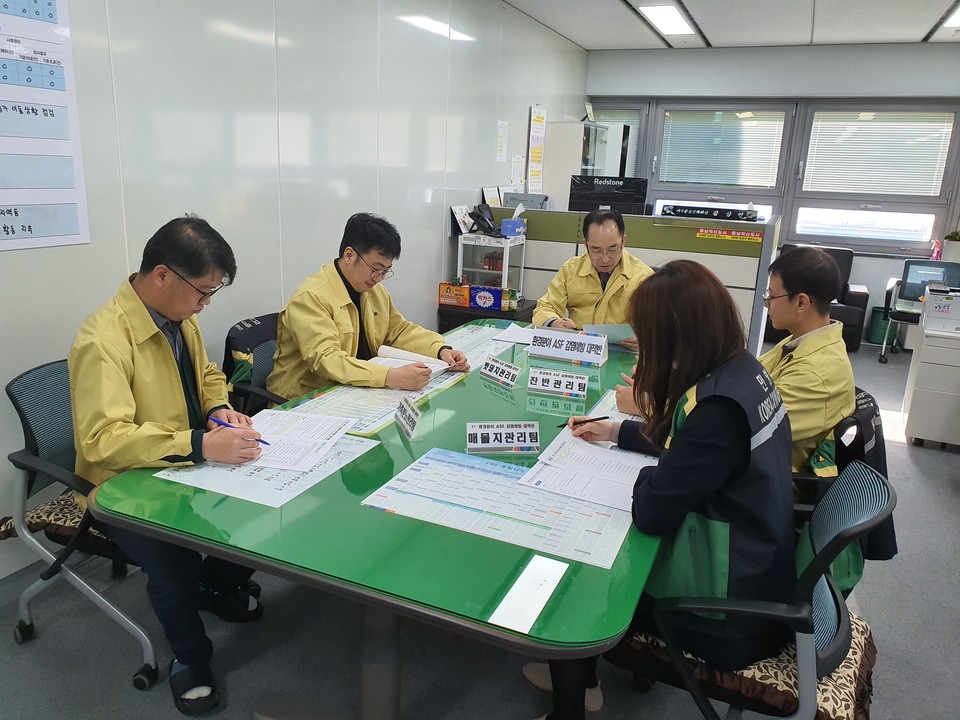 충남도는 11월 28일 야생멧돼지 포획 강화 특별대책을 수립하고 총 24억 원의 긴급 재정을 투입하기로 결정했다. 사진은   ‘야생멧돼지 포획 강화 특별대책’ 수립하기 위해 회의중인 충남도 공무원.