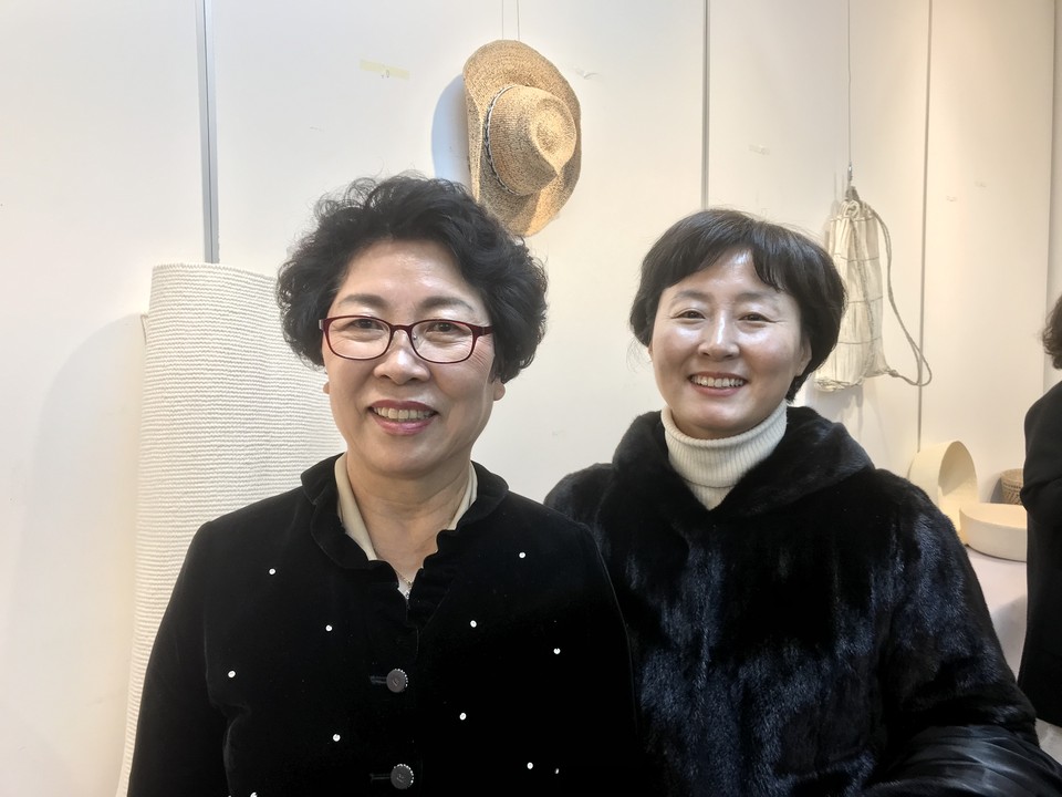 지승제조 기능보유자 최영준 씨(좌측)와 이수자 주혜원 씨(우측)