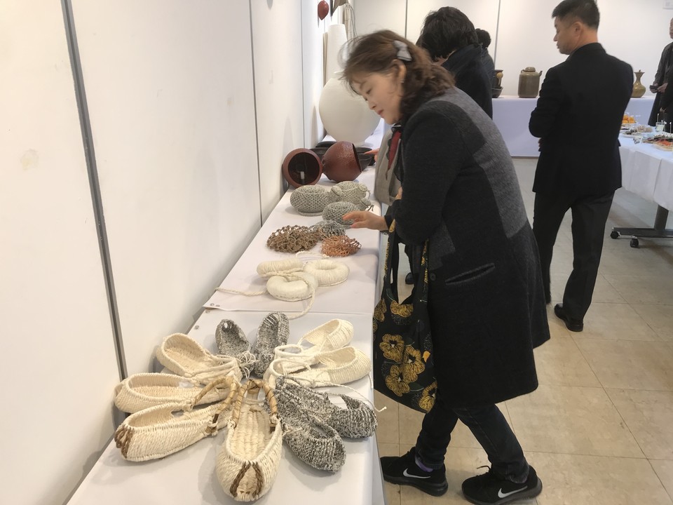 홍성문화원 2층 전시실에서 전시중인 지승제조 공예품