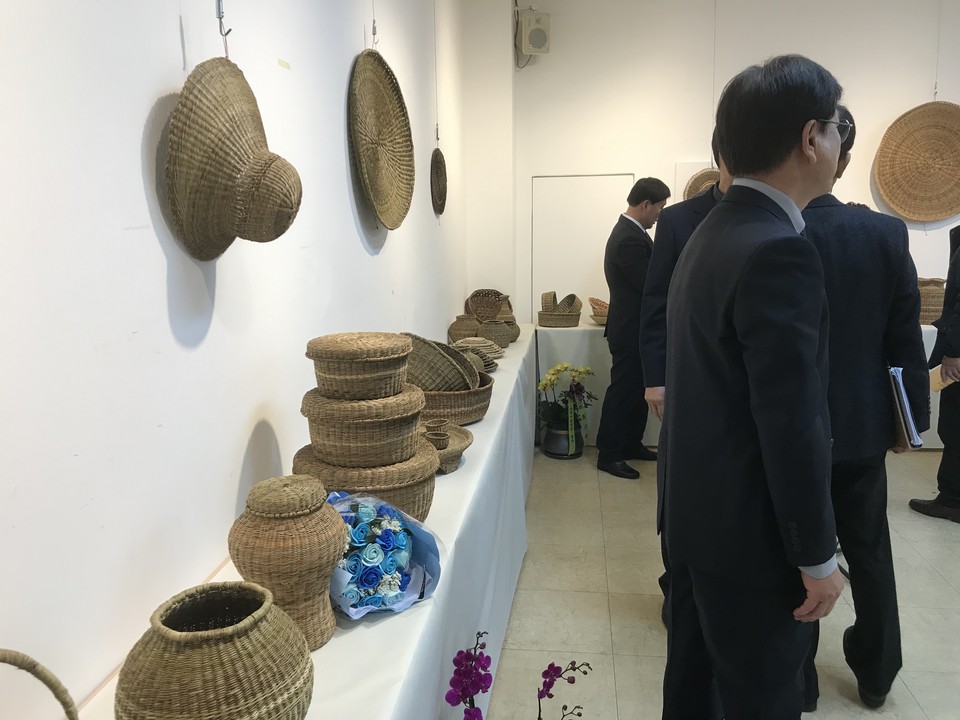 댕댕이장 백길자 씨의 작품을 둘러보고 있는 관람객들.