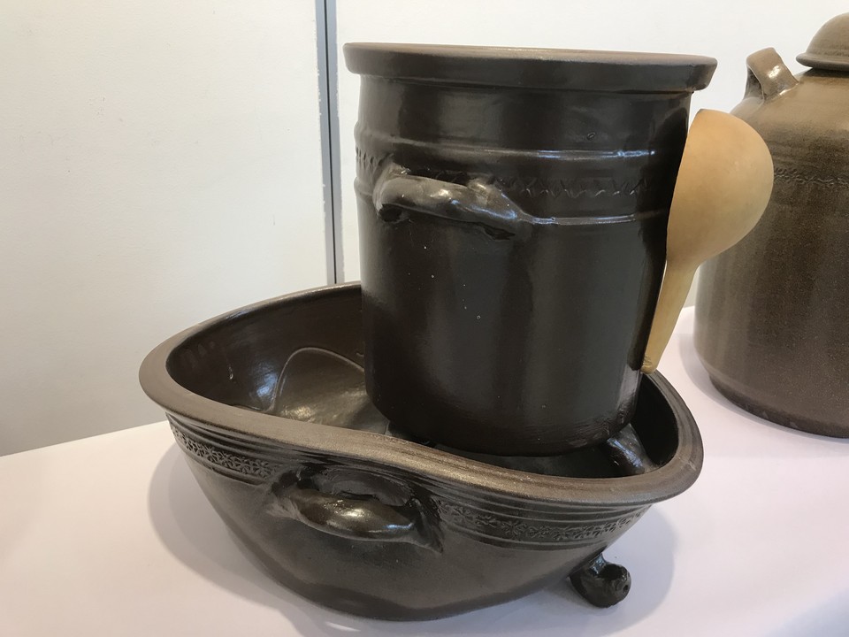 옹기장 방춘웅 씨가 만든 옹기콩나물시루.