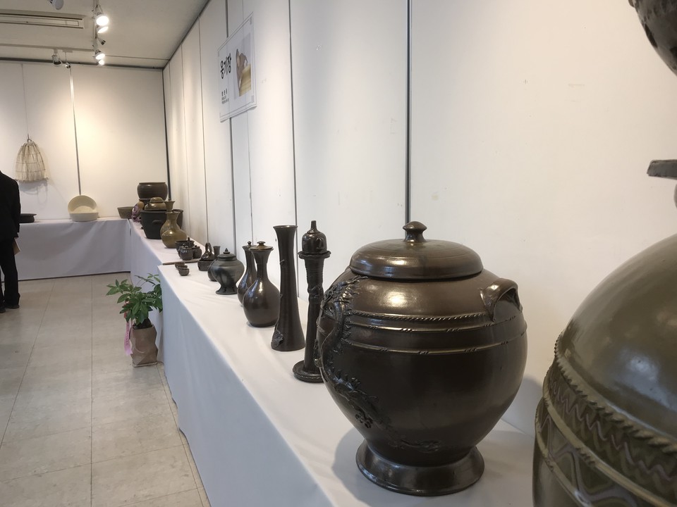 옹기장 방춘웅 씨가 출품한 다양한 옹기 작품들