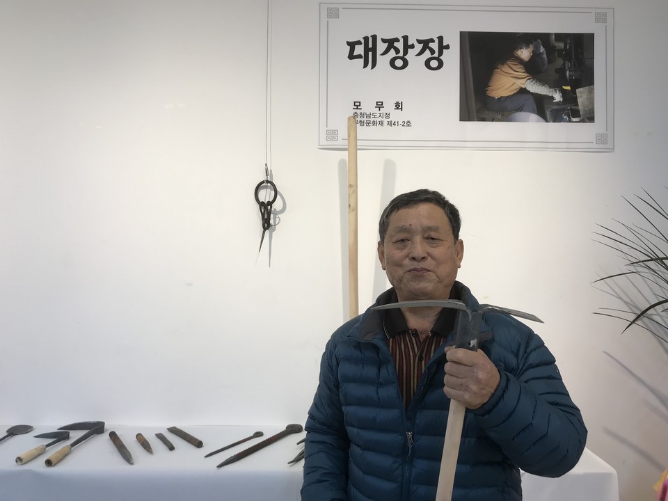 자신이 직접 제작한 작품을 손에 들고 관람객들에게 설명하고 있는 대장장 모무희 씨