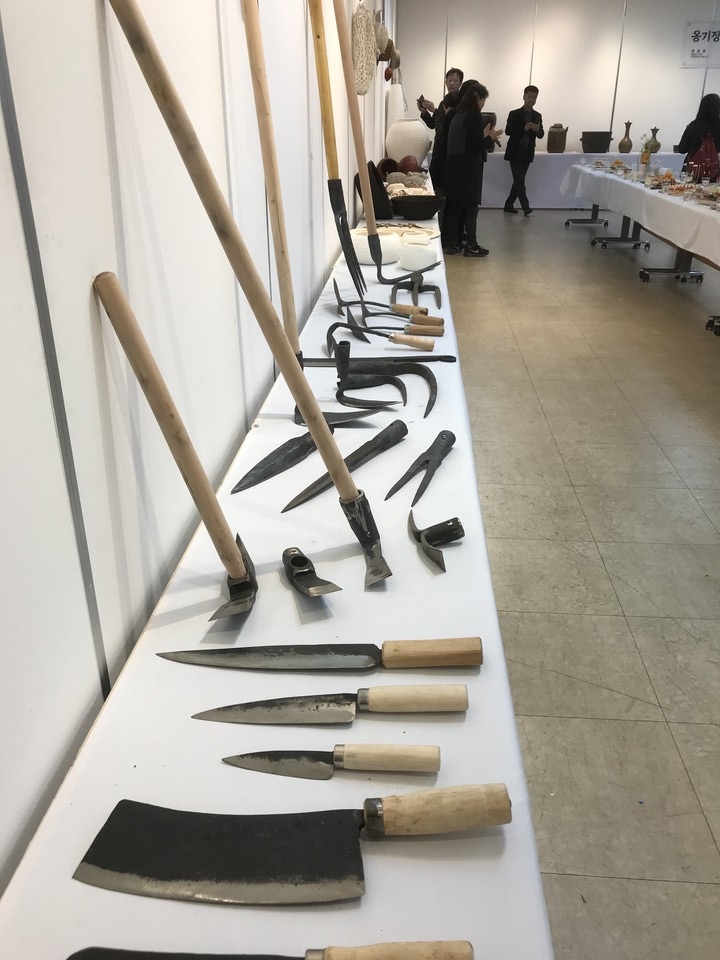 대장장 모무희 씨의 작업장에서 탄생한 호미, 괭이, 칼, 쇠스랑 등의 작품들.