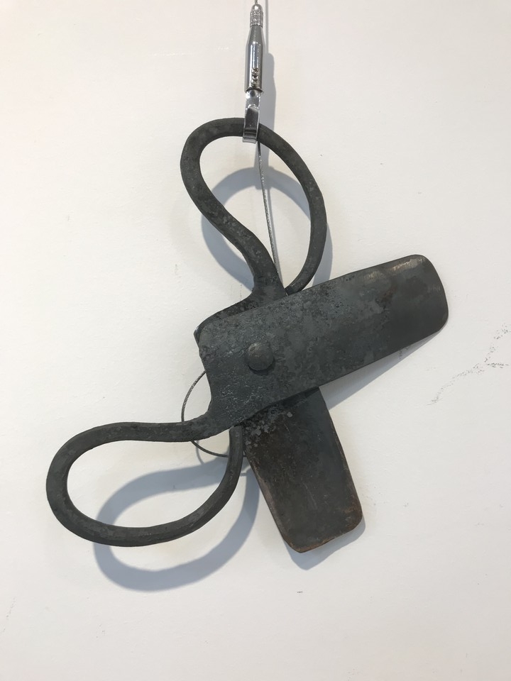 대장장 모무희 씨가 만든 가위가 벽에 전시돼 있다.