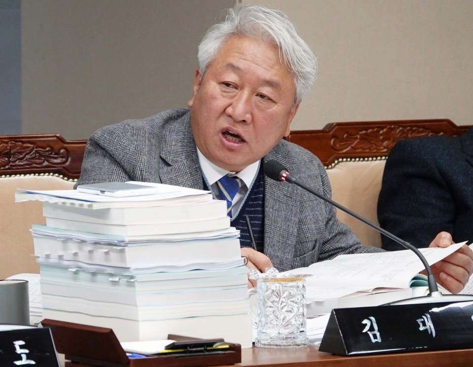 충남도의회 김대영 의원(계룡·안전건설해양소방위원회)이 지난 2일 건설교통국 예산안 심사서 도내 스쿨존 현황 파악도 제대로 되지 않고 있다며 집행부를 질타하고 있다.