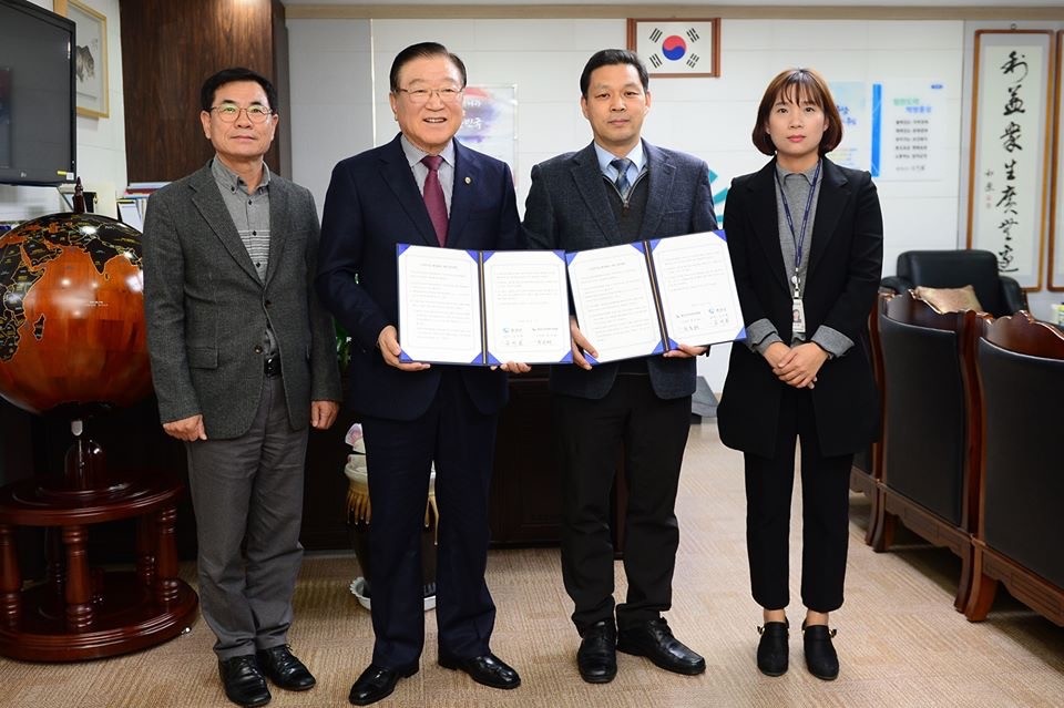 지난 3일 홍성군과 홍성군선거관리위원회는 군수실에서 홍성군 청사이전 주민선호도조사를 위한 상호 업무협약을 체결하고 공정하고 투명한 선거가 될 수 있도록 다짐했다.