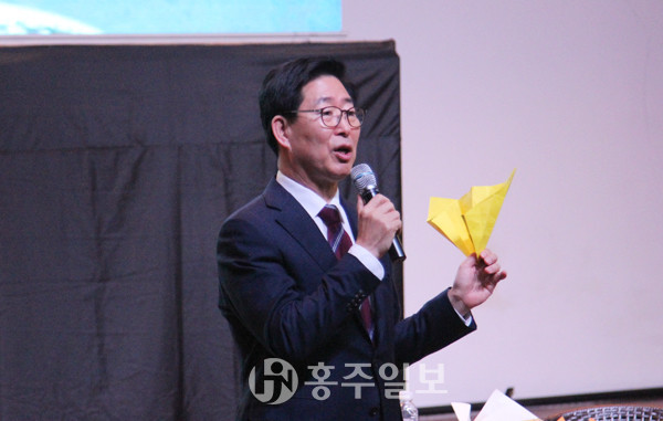 양승조 도지사가 청년들의 질문이 적힌 종이비행기를 펼쳐 답변하고 있다.