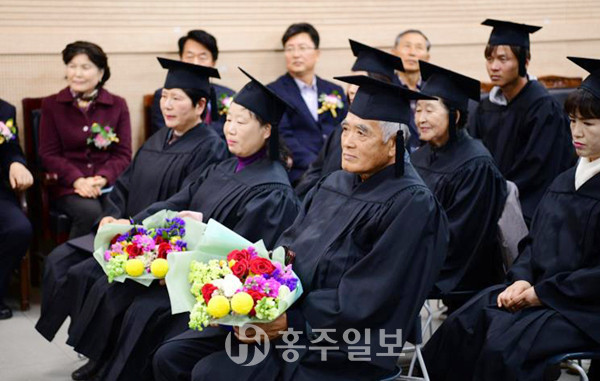 지난달 25일 홍성군농업기술센터에서 열렸던 홍성농업대학 제15기 졸업식