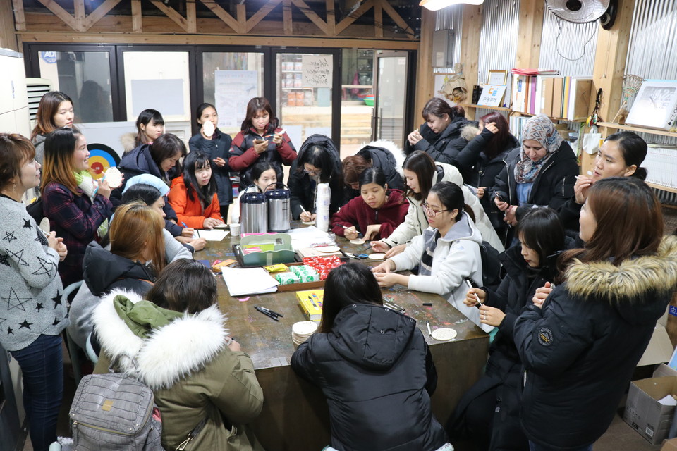 홍주성천년여행길 탐방프로그램에 참여한 홍성으로 결혼이주 및 유학 온 외국인 50여 명. 홍성군.한-아세안, 한-메콩 정상회의를 기념해 홍성관광두레 주민사업체인 ㈜행복한여행나눔(대표 김영준)이 지난 4일에 진행한 행사다.