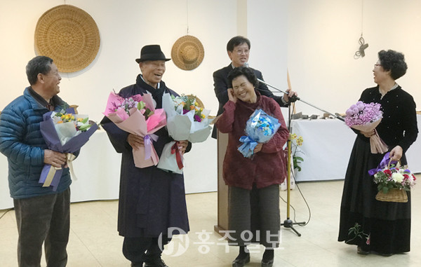 홍성의 무형문화재 기능보유자들이 제1회 ‘대를 잇는 홍성의 무형문화재 작품전시회’를 통해 모였다. 지난 2일 개막식에 참석한 기능보유자들(사진 왼쪽부터 모무희, 방춘웅, 백길자, 최영준)이 꽃다발을 들고 기뻐하고 있다.