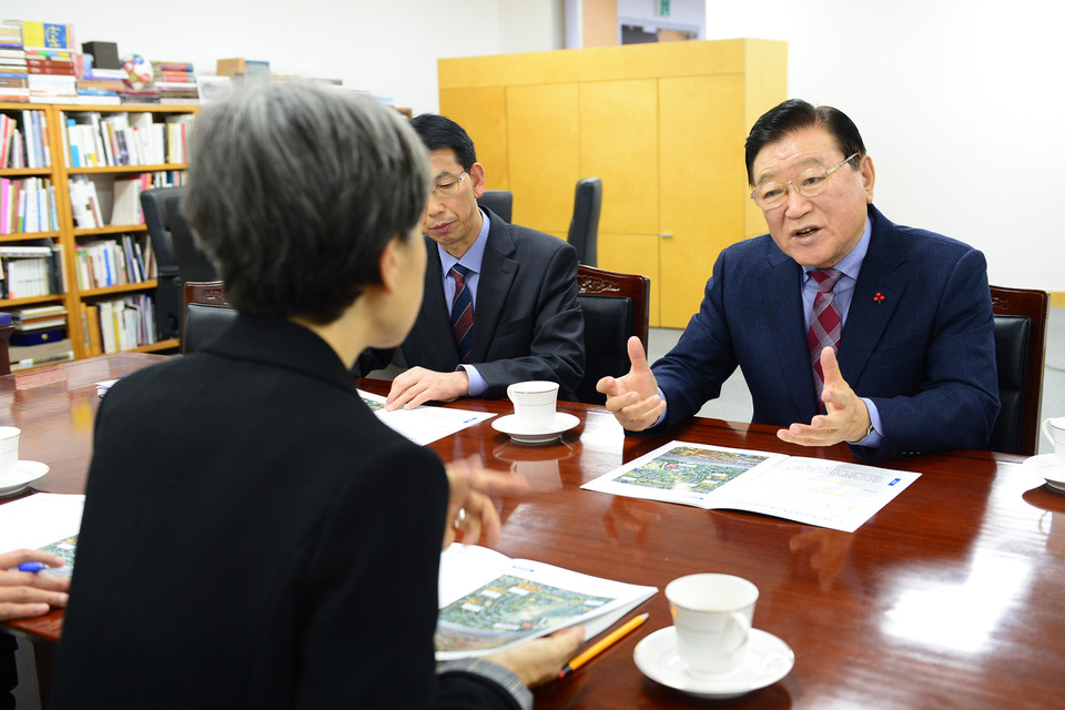 김석환 홍성군수는 지난 11일 정재숙 문화재청장을 만나 홍주읍성내 2만 287㎡를 문화재구역으로 추가 지정 요청 등 지역 현안문제 해결에 관심을 촉구하고 있다.