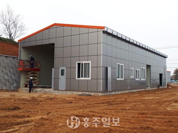 홍성읍(고암리 819-19번지) 소재 상시 세척소독거점시설은 12월 말 경 준공예정이다.