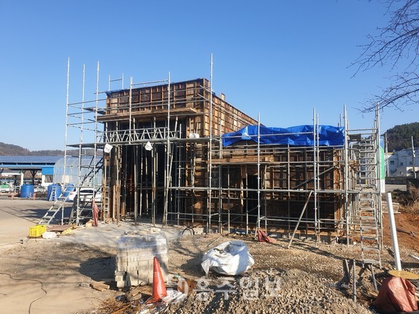 광천읍(홍성축협 광천우시장, 광천읍 신진리 222-1번지) 소재 상시 세척소독거점시설은 내년 3월경에 준공예정이다.