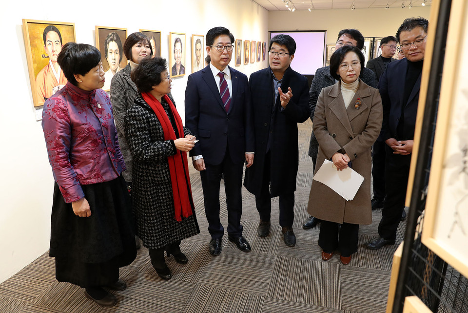 충남도서관 전시실에서는 오는 15일 까지 항일여성독립운동 초상화 특별전이 열리고 있다.