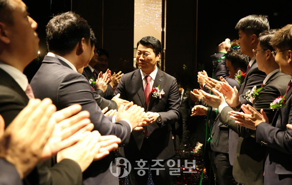 지난 12일 취임한 전성수 회장이 축하의 박수를 받으며 입장하고 있다.