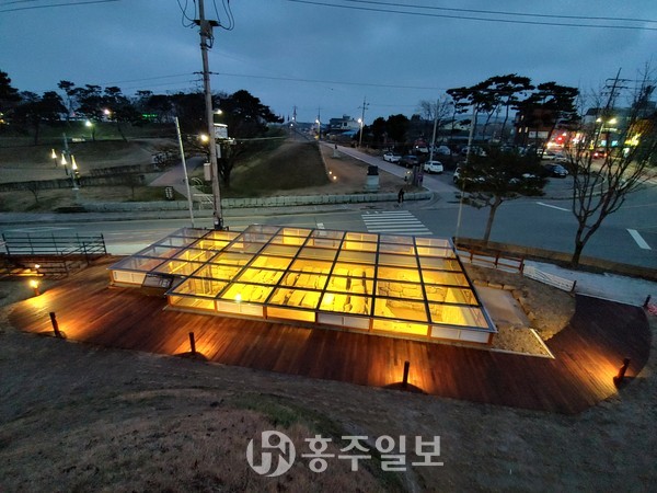 정비공사를 마친 홍주읍성 수구유적지.