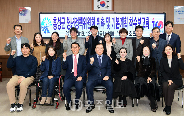 지난 20일 김 군수와 이 부군수가 청년정책위원회 위원들과 함께 기념촬영을 하고 있다.