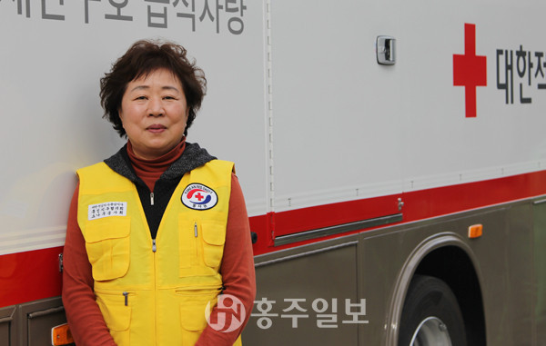 윤일순 회장이 적십자사 밥차 앞에서 웃고 있다.