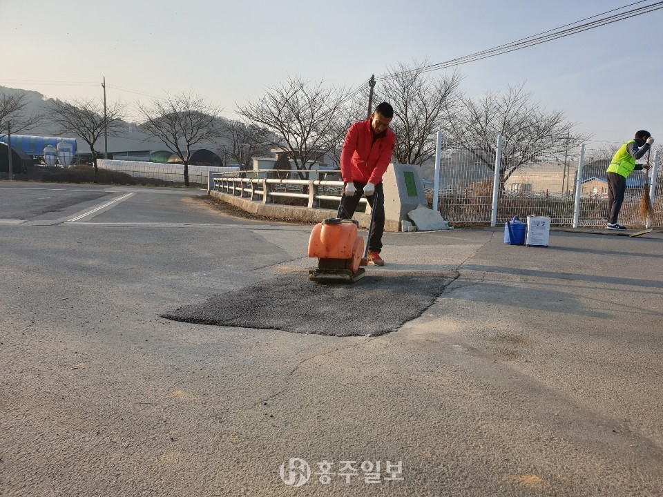 홍성군은 설 연휴를 대비해 군도 및 농어촌도로의 위험요소들을 제거하기 위해 일제 점검정비 실시한다고 밝혔다.