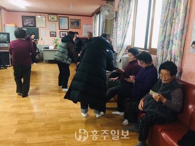 홍성군 보건소는 자살예방교육을 중심으로 마을 주민들의 요구에 따라 웃음치료, 건강 체조, 공예활동 등의 프로그램을 운영하고 있다.