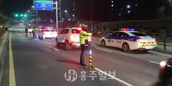 홍성경찰서(서장 김기종)가 지난해 12월부터 오는 31일까지 음주운전 근절을 위한 특별 음주단속을 실시한다.