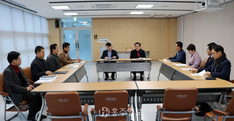 지난 22일 금강유역환경청을 방문한 홍성군의회 의원들은 갈산면 산업폐기물처리시설 설치 반대의견을 전달하며 환경청에 “주민들과 함께 사업이 철회되는 날까지 포기하지 않고 싸울 생각이다”라고 밝혔다.