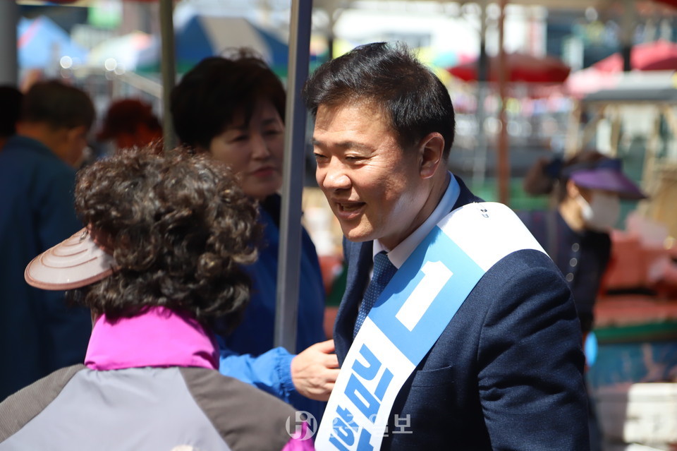 지난 6일 홍성전통시장 일원에서 선거운동 중인 더불어민주당 김학민 후보