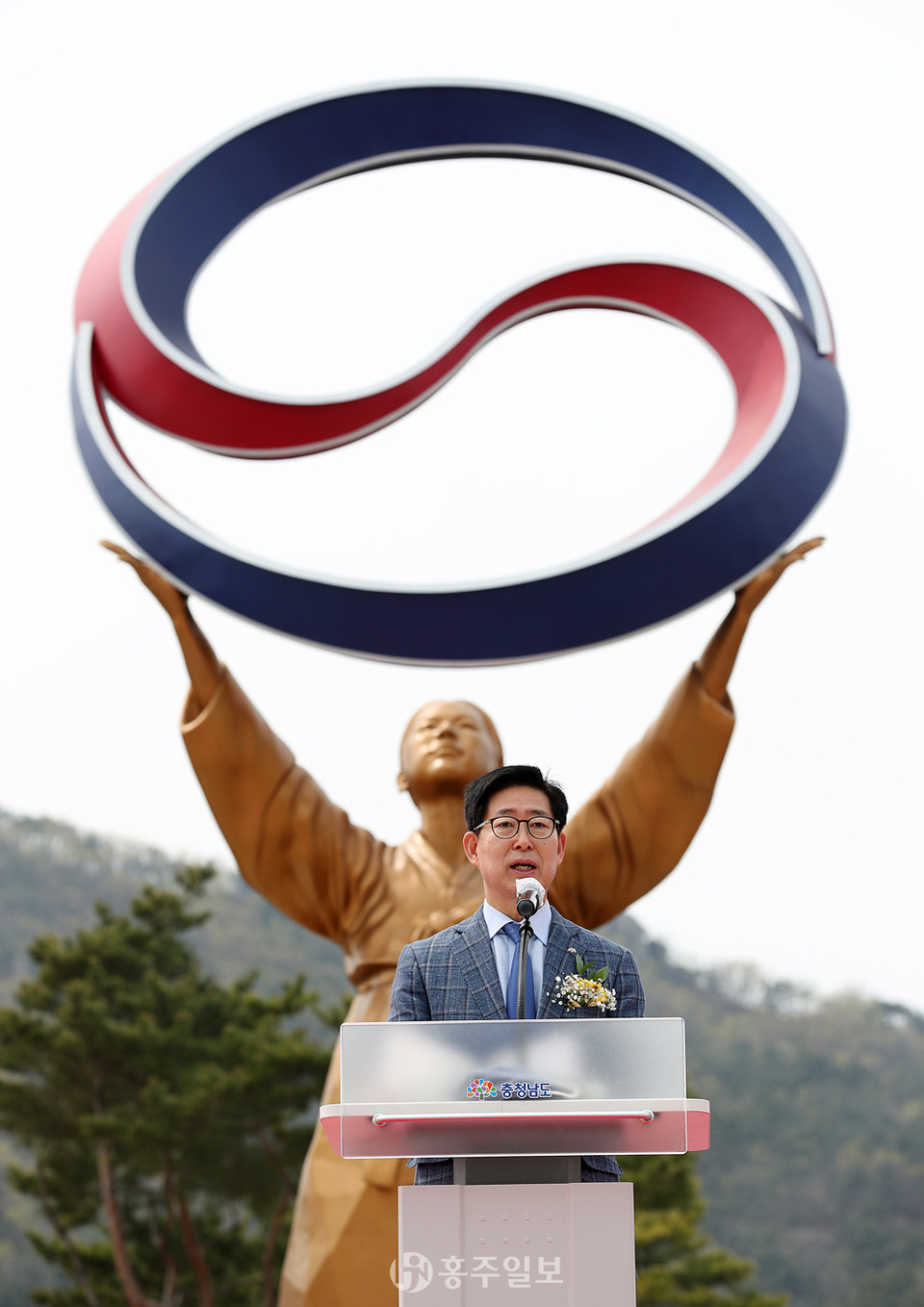 양승조 충남도지사가 지난 10일 내포신도시 홍예공원에서 개최된 '독립운동가의 거리' 제막식에서 기념사를 하고 있다.