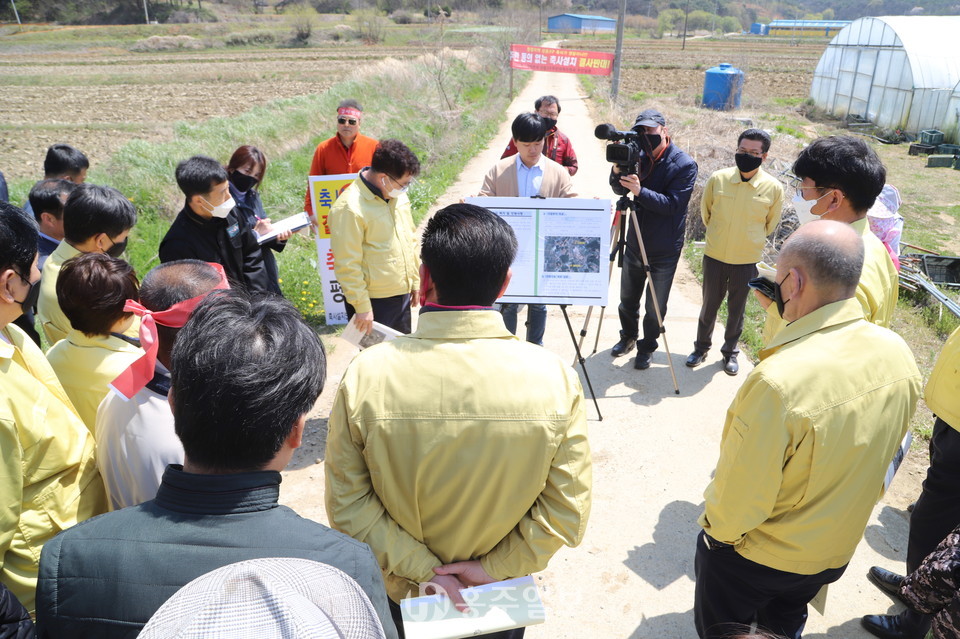 홍성군의회 제267회 임시회 군정주요사업장 현장방문 대상지 중 하나인 상송3리 축사신축 허가부지에서 23일 군의원들이 주민들의 민원을 청취하고 있다.